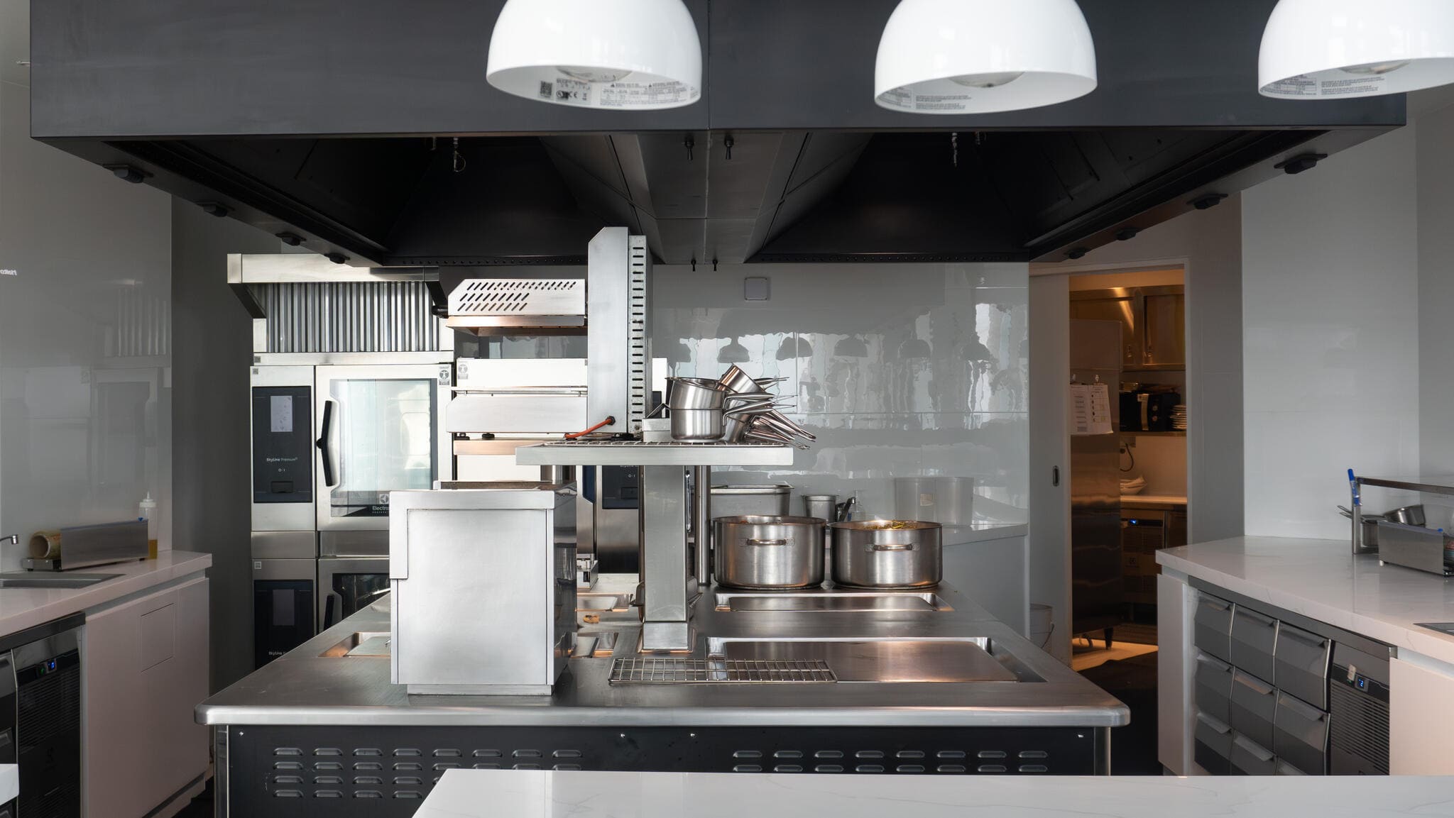 Mezzaluna Kitchen_04
