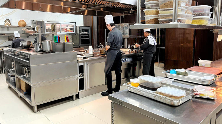 EPR_Raffles-Jakarta-750-2 chefs cooking in a professional kitchen
