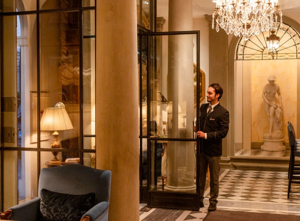onde_featured Elegant lobby of luxury hotel with uniformed staff and fine furnishings