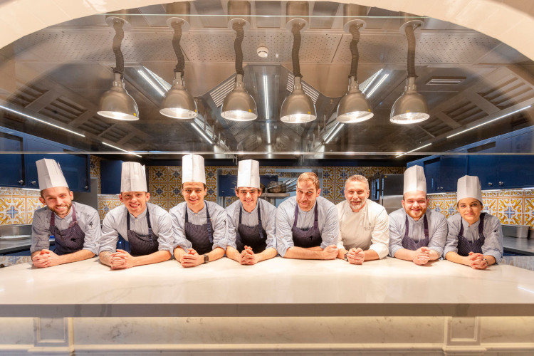 onde_kitchen_brigade group of cooks and chef of the Onda restaurant